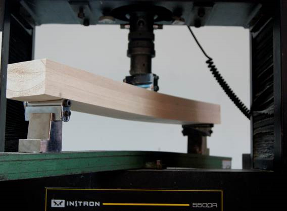 Ensayo de flexión estática de una viga de madera de paulownia