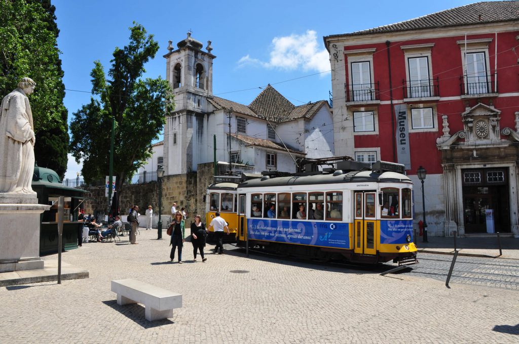 El famoso tranvía 28 que recorre el barrio de Alfama, uno de los cinco que integran el casco antiguo de Lisboa, junto a la Baixa, el Barrio Alto, Chiado y Belém. All-free-photos.com bajo licencia Creative Commons