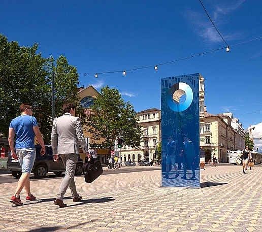 Ejemplo de objeto urbano inteligente clasificable en la subtendencia “Información al momento” de la tendencia “Conectividad”. Es un cianómetro digital que captura imágenes del cielo y las traduce en tonos de azul. Cuenta con paneles solares en el techo y ofrece información sobre la calidad del aire, la temperatura y las condiciones meteorológicas. Fuente: Iztok Medja.