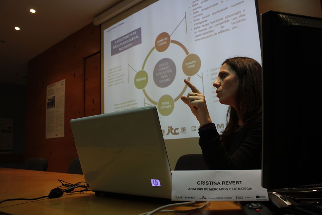 Explicación en el taller de las tendencias tecnológicas y sociales subyacentes a los requisitos de los objetos urbanos orientados al turismo.