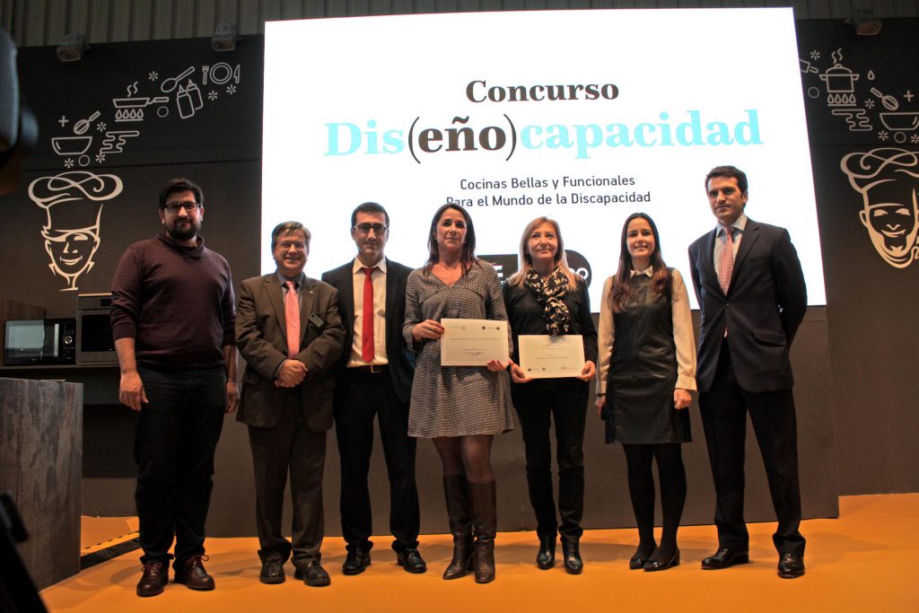 Las premiadas con sus respectivos diplomas.