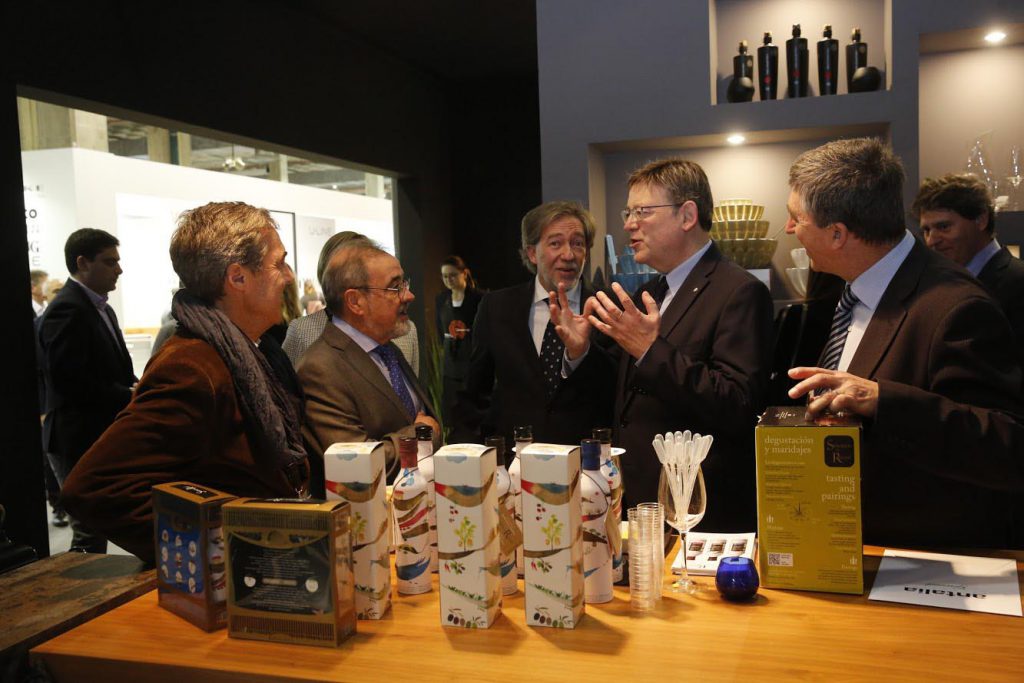 El presidente de la Generalitat, Ximo Puig en el estand de Antalia.