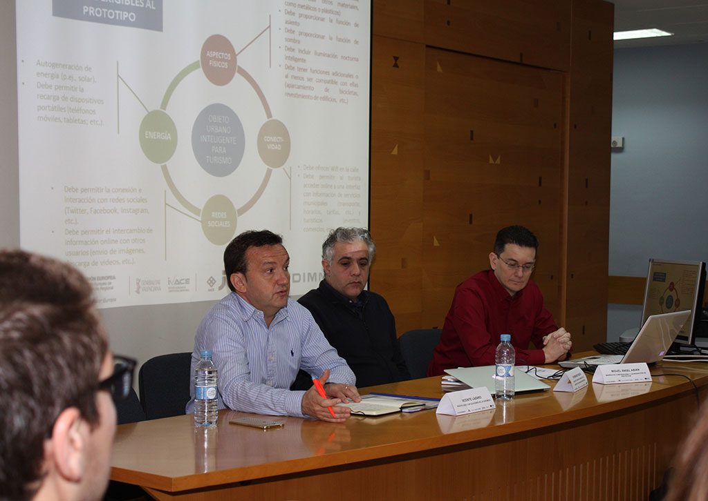 Exposición en el taller de los requisitos para los objetos urbanos orientados al turismo. En el centro, Kiyanshid Hedjri.