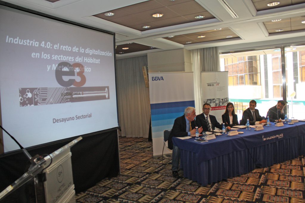 De izda., a dcha., el Director de Economía3, Salvador Martínez, el Director de Operaciones de Istobal, Antonio Cervera, la Responsable de TPM de Kamax, Elena Esteban, el Director de Operaciones Micuna, Jorge García, y el representante de Royo Group, Joaquín Blat.
