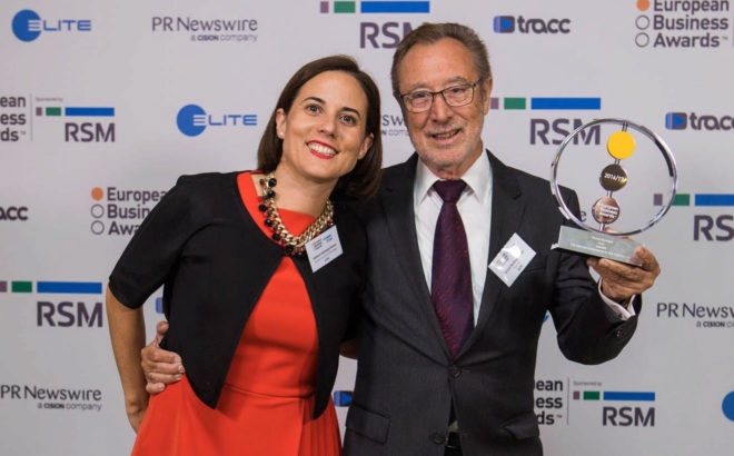 D. Vicente Berbegal y Dña. Soledad Berbegal, en la entrega del premio. Fuente: El Mundo