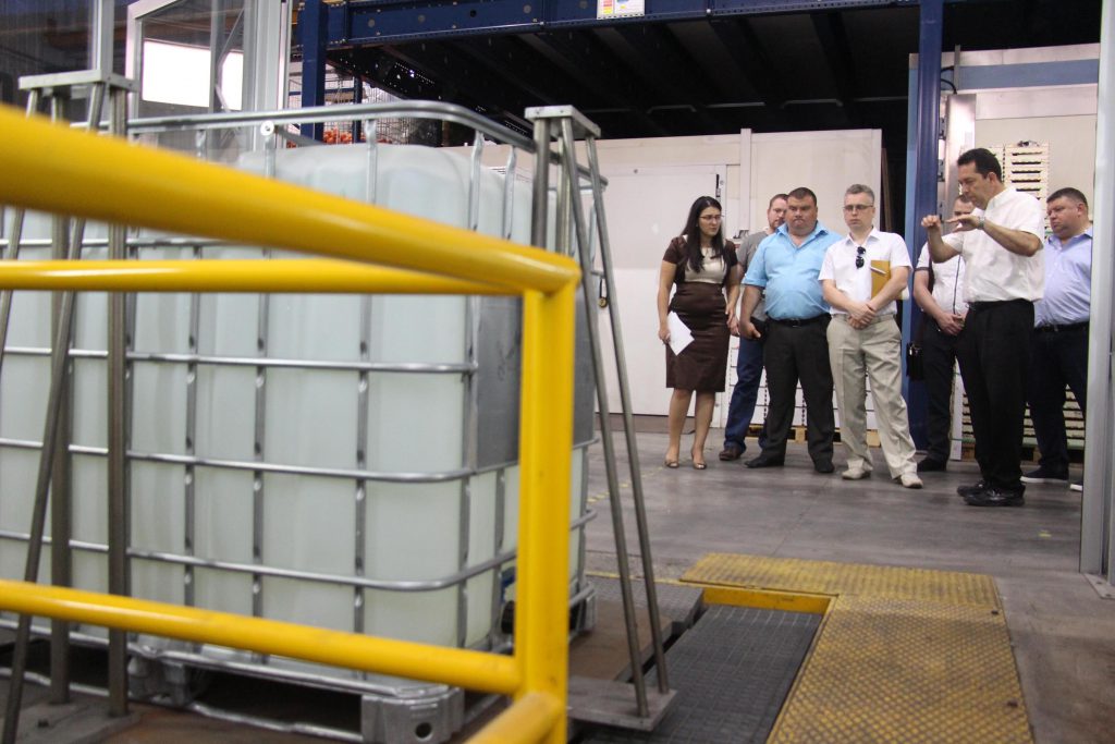 La delegación ucraniana ante un ensayo de simulación de transporte, que permite reproducir rutas concretas, terrestres, aéreas, o marítimas, y analizar la respuesta de los sistemas de embalaje y contención.