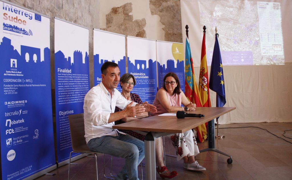 El alcalde de Riba-roja de Túria, Robert Raga, junto a la coordinadora del proyecto en AIDIMME, Rosa Pérez, y la responsable de Patrimonio del Ayuntamiento de Ávila, Rosa Ruiz, al fondo, durante la rueda de prensa de presentación de la iniciativa SHCity.