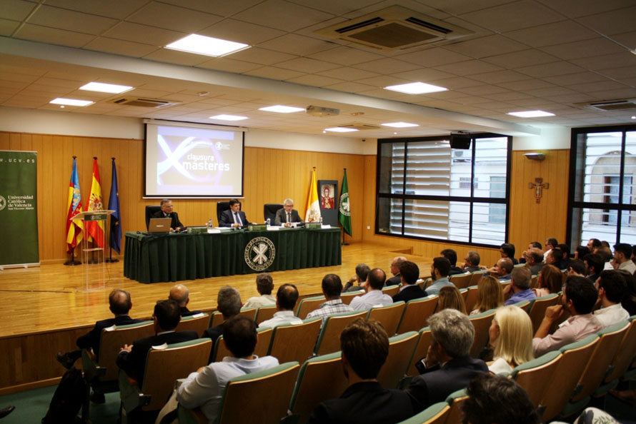 Acto de Clausura de los Másteres AIDIMME-UCV en el Salón de actos de la sede Santa Úrsula de la UCV. En la mesa de izq. a dcha. D. José Segarra, ponente de la lección magistral, D. Jesús Prieto, decano de la Facultad de Ciencias Experimentales y Veterinaria de la UCV y D. Juan Carlos Mena, presidente de AIDIMME.
