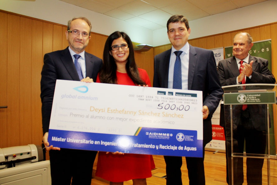 Premio Global Omnium. De izq. a dcha. D. Jaime Castillo de GLOBAL OMNIUM, Dña. Deysi Sánchez, alumna del Master, D. Jesús Prieto, decano de la Facultad de Ciencias Experimentales y Veterinaria de la UCV y D. Mariano Pérez, director de AIDIMME.