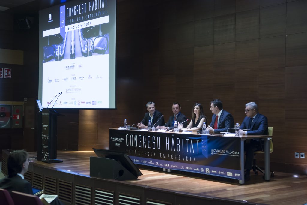 De Izda., a dcha. Daniel Marco, director de Feria Hábitat Valencia, Francisco Javier García, presidente de FEVAMA, María Dolores Parra, directora general de Internacionalización, el presidente de FEMEVAL, Vicente Lafuente, y el presidente de ARVET, Vicente Llatas.