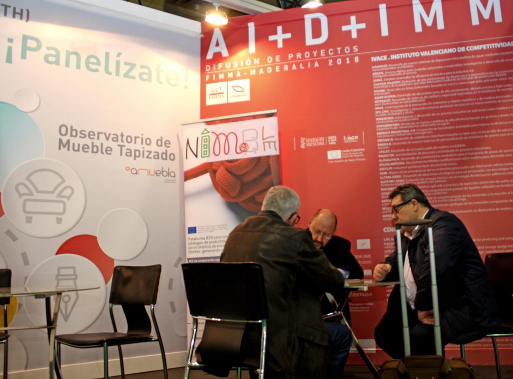 La atención a las empresas fue una de las tareas más destacadas durante la feria y permitió explicar la importancia de la colaboración intersectorial para desarrollar proyectos en común.