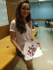 Exposición de los alumnos de sus proyectos personales desarrollados en el proyecto. Fotografía de alumna con bombones en la imagen de la derecha, o proyecto de una empresa de comunicación y marketing ambiental, en la imagen inferior).