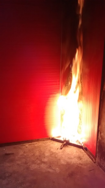Ensayo de un único quemador. Simula el incendio de una papelera en la esquina de una habitación. REFOC Ensayo de un único quemador. Simula el incendio de una papelera en la esquina de una habitación.