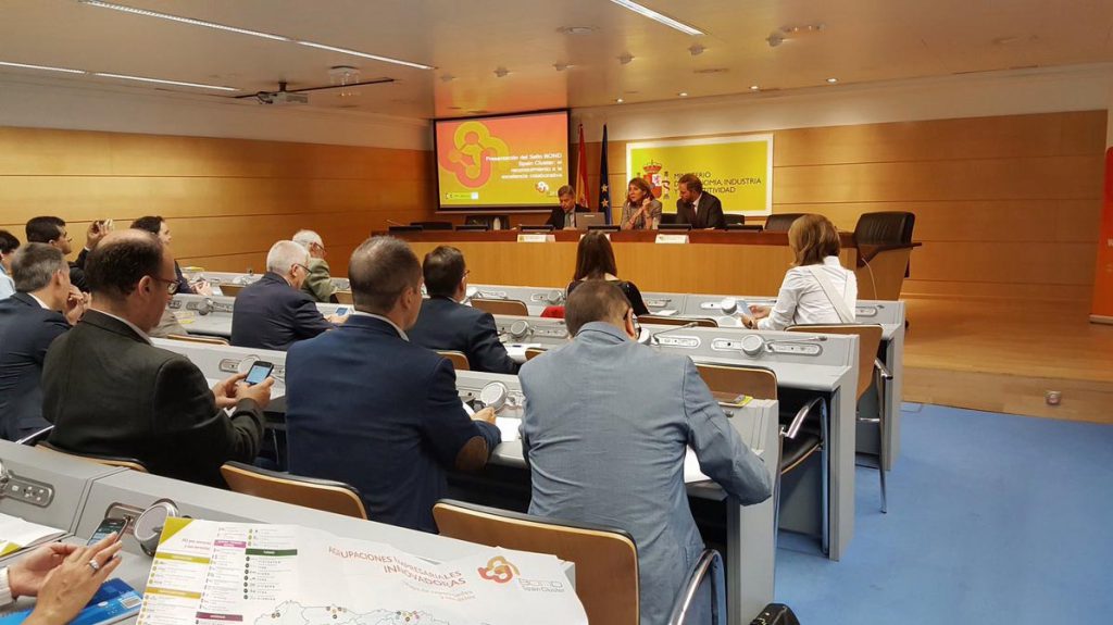 La presentación de la marca y del mapa de servicios y capacidades de las AEI contó con la participación de la secretaria general de Industria y Pyme, Begoña Cristeto, del director general de Industria y Pyme, Mario Buisán (izda.), del subdirector general de Digitalización de la Industria y de entornos colaborativos, Fernando Valdés, además de algunos de los principales representantes de las AEIs, entre los que se encontraba el director de la delegación de AIDIMME en Madrid, Manuel Carrillo.