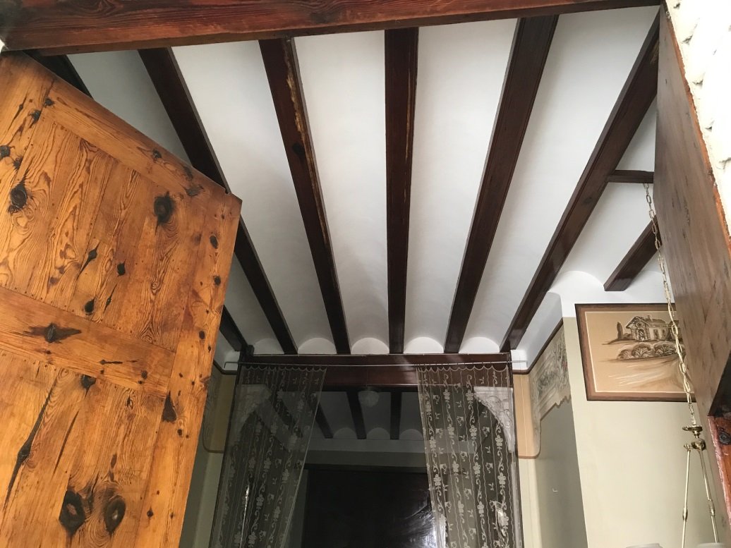 Fotografía 2. Solución constructiva de forjado típica en las casas de principio de siglo XX en Massanassa (las vigas son de mobila y por ello se han conservado muy bien).