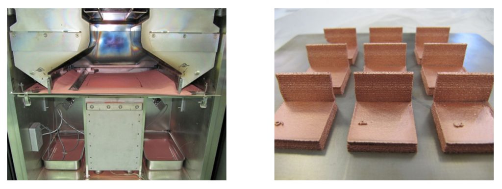 Interior de la cámara de la máquina EBM modelo A2 disponible en AIDIMME (Izquierda). Probetas tipo procesadas durante la experimentación para la obtención de los parámetros de procesado de cobre.
