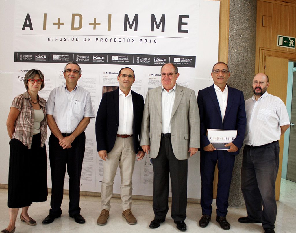 El diputado de Proyectos Europeos, Bartolomé Nofuentes, y el director de AIDIMME, Mariano Pérez, 3º y 4º por la izda., respectivamente, junto a responsables del Instituto Tecnológico.
