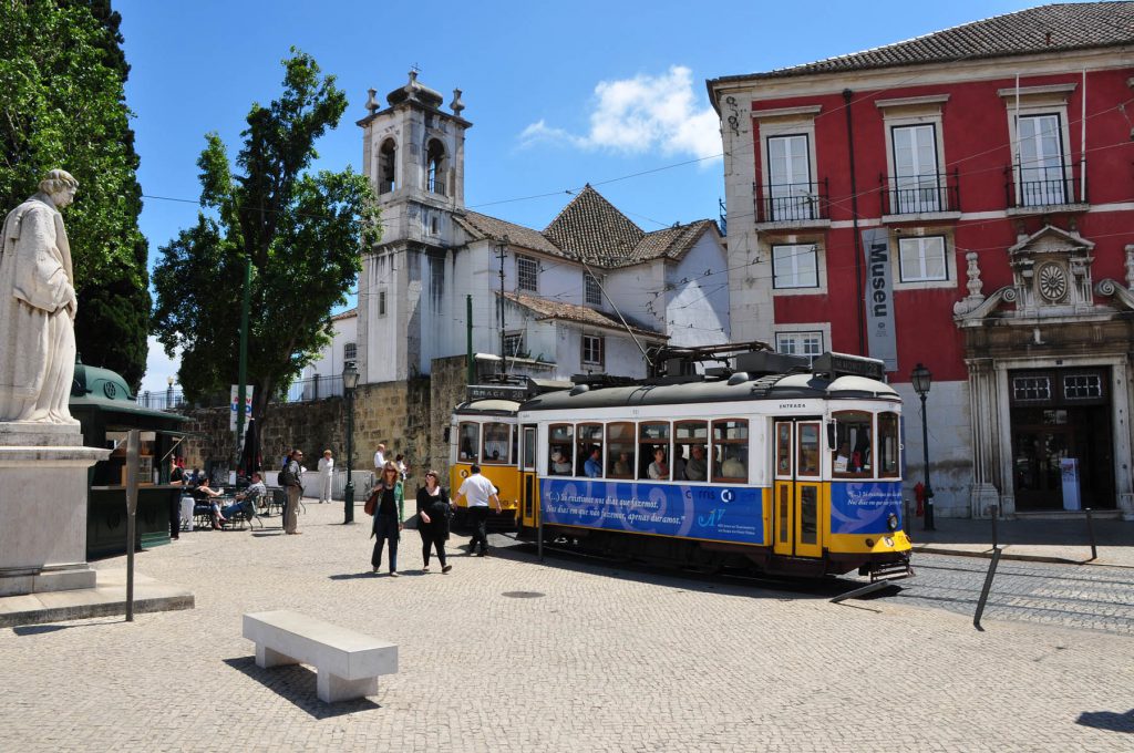 El famoso tranvía 28 que recorre el barrio de Alfama, uno de los cinco que integran el casco antiguo de Lisboa, junto a la Baixa, el Barrio Alto, Chiado y Belém. All-free-photos.com bajo licencia Creative Commons 