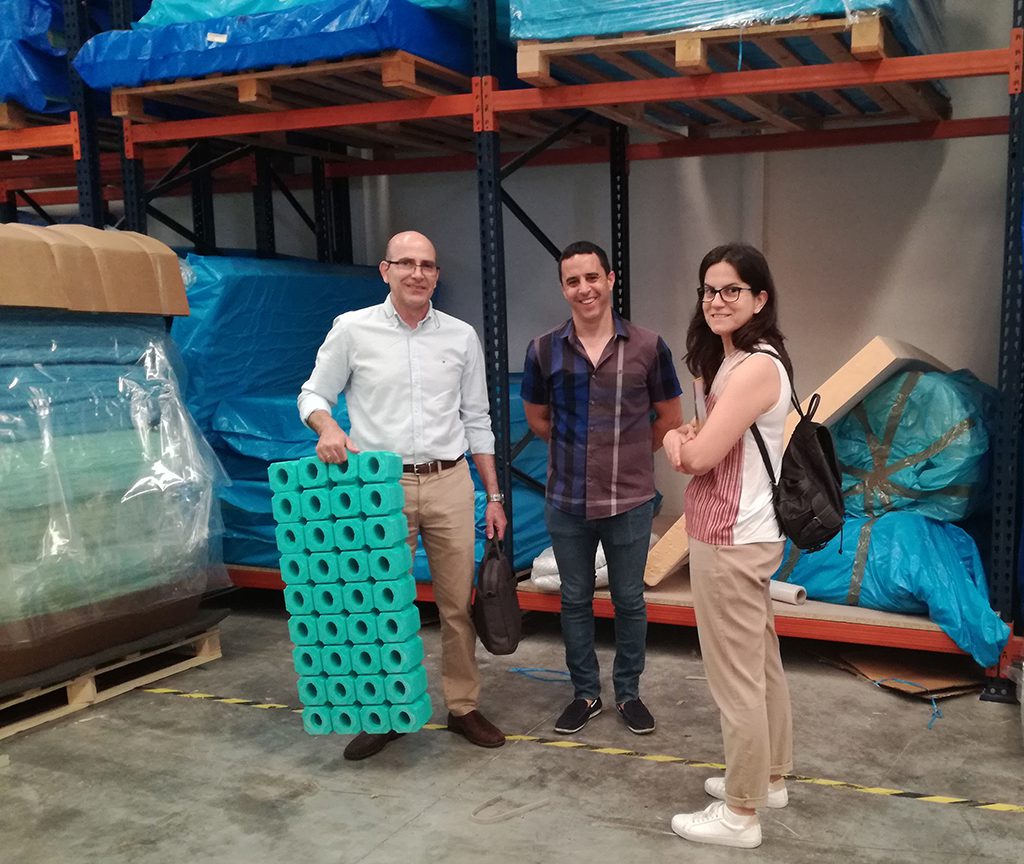 Figura. Los técnicos de AIDIMME Maria Ibiza Sales y Luis Marín con Mariano Marco, gerente de Quality Foam.
