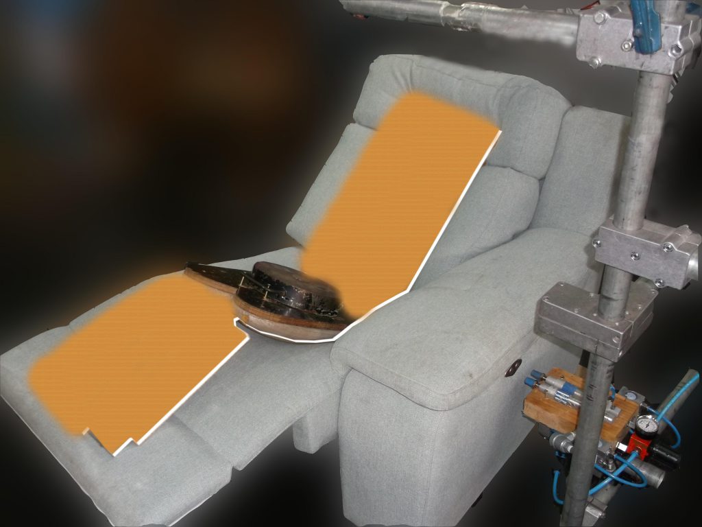 Ensayo de un sofá de KOO Internacional con dispositivos electrónicos de asistencia a la movilidad.