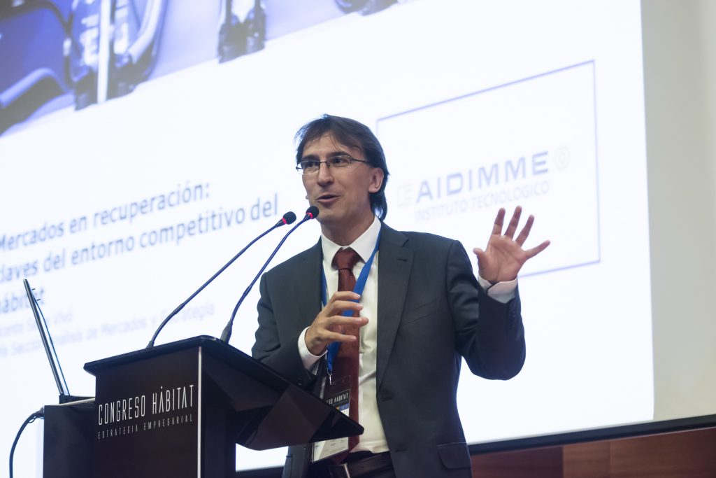 El analista de mercados y estrategia de AIDIMME, Vicente Sales, durante su intervención.